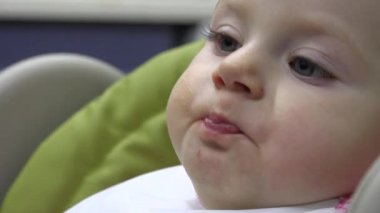 Küçük bebek kaşıkla besleme. Portre. 4 k Ultrahd, Uhd