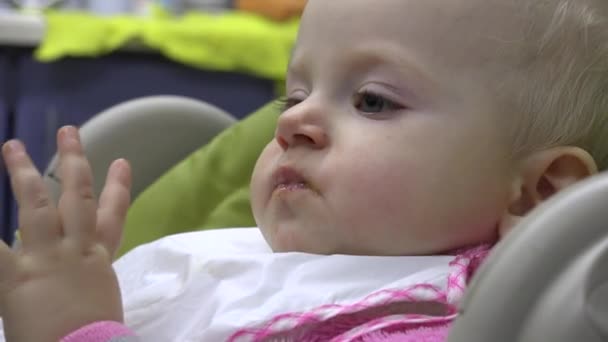 Pequeño bebé no quiere comer, objeción a comer. 4K UltraHD, UHD — Vídeo de stock