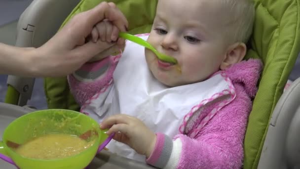 Pequeno Bebê Alimentando com Colher. Fecha a porta. 4K UltraHD, UHD — Vídeo de Stock