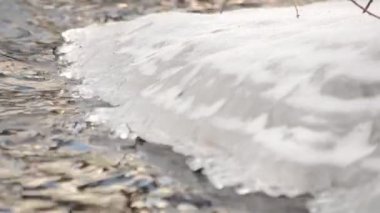 Icicle'ı akışına donmuş nehir