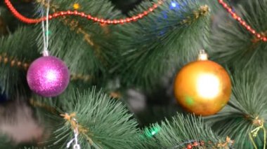 Yeşil hediyeler ve Bulbes, raf odak ve Dolly ile Noel ağacı içinde Out