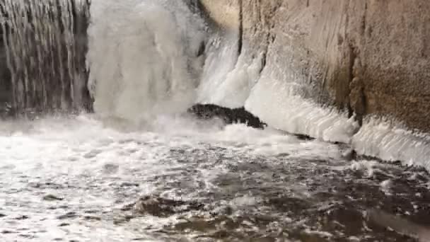 Güzel şelale, donmuş nehir buz sarkıtları ile akış — Stok video