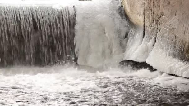 Güzel şelale, donmuş nehir buz sarkıtları ile akış — Stok video