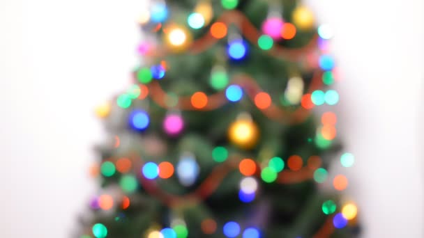 Árvore de Natal verde borrada com presentes e bolbos Blinking — Vídeo de Stock