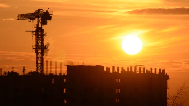 Atardecer de lapso de tiempo con siluetas de grúa y trabajadores — Vídeos de Stock