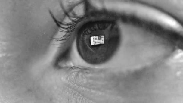 Ojo de mujer con reflejo de navegar por internet por la noche — Vídeos de Stock