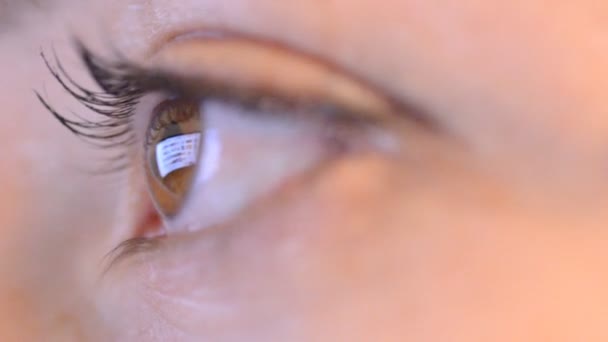 Ojo de mujer con reflejo de navegar por internet por la noche — Vídeos de Stock