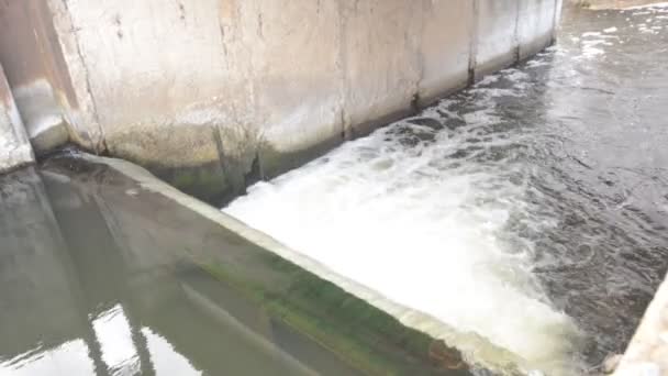 Künstlicher Wasserfall, Staudamm Nahaufnahme — Stockvideo