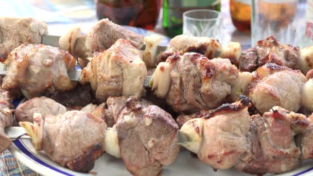 Барбекю с вкусным мясом на гриле. Шашлычная вечеринка — стоковое видео