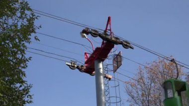 Derin mavi arka plan ile hareketli teleferik kabinleri