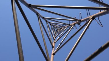 Çelik üçgen Kulesi rüzgar türbini için yakınlaştırma. Alttan bak. 4 k Ultrahd, Uhd