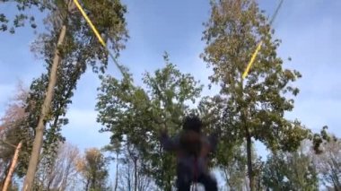 Küçük kız Tampoline üzerinde atlama. Eylem