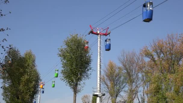 Pohybující se lanovka kabiny s tmavě modrým pozadím — Stock video
