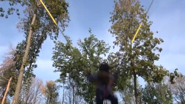 Kleines Mädchen springt auf Tampolin. in Aktion — Stockvideo