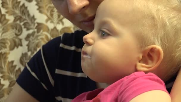 Kleine Baby eten met lepel. 4 k Ultrahd, Uhd — Stockvideo