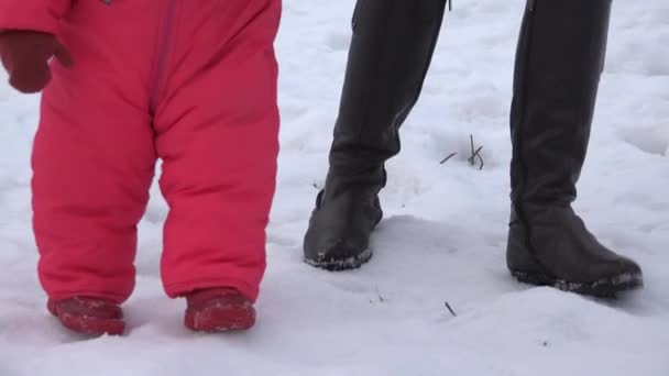 Bayi perempuan yang baru lahir, Walking She 's First Steps in a Winter Day. 4K UltraHD, UHD — Stok Video