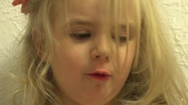 Portre mutlu bebek kız yüz buruşturma o yüzüdür. 4 k Ultrahd, Uhd