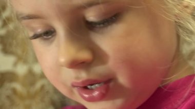 Mutlu küçük kız closeup yüz duygusal okuma