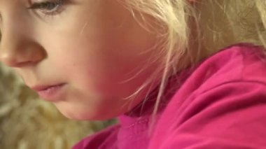 Mutlu küçük kız closeup yüz duygusal olarak okuma. 4 k Ultrahd, Uhd