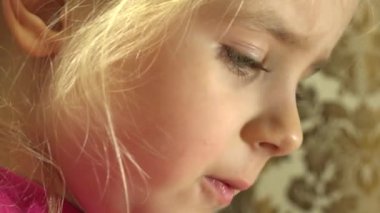 Mutlu küçük kız closeup yüz duygusal olarak okuma. 4 k Ultrahd, Uhd