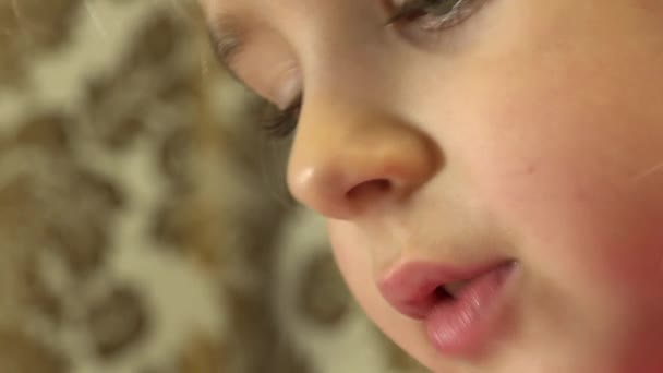 Adorable dama leer emocionalmente. Primer plano. 4K UltraHD, UHD — Vídeo de stock