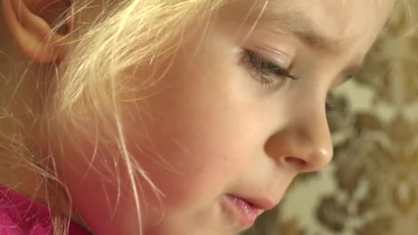 Primer plano de la lectura emocional de la cara de niña feliz. 4K UltraHD, UHD — Vídeos de Stock