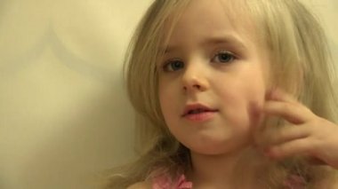 Kız yürümeye başlayan çocuk saç kendini bir saç tarak ve fırça ile Giydir. 4 k Ultrahd, Uhd