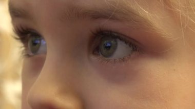 Mutlu bebek kız closeup görünümlü Tv, Yansımalar gözleri gözleri. 4 k Ultrahd, Uhd