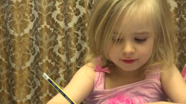 Çok sevimli şirin ressam kız kalem ile bir resim oluşturun. 4 k Ultrahd, Uhd