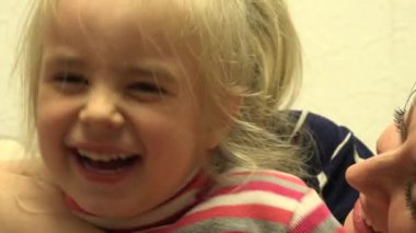 Gülen ve Having Fun annesi ile genç güzel kız. 4 k Ultrahd, Uhd