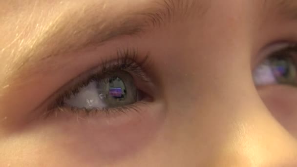 행복 한 딸의 눈이 보는 Tv, 눈에서 반사. 4 k Ultrahd, Uhd — 비디오