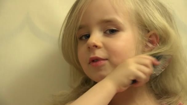 Dziewczyna Toddler dziecko włosy się ubiera z szczotka i grzebień do włosów. 4 k Ultrahd, Uhd — Wideo stockowe