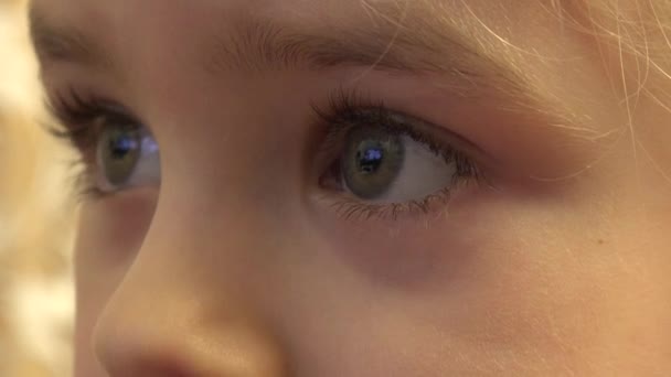 Zbliżenie szczęśliwe dziecko dziewczyna oczy patrząc Tv, refleksje w oczy. 4 k Ultrahd, Uhd — Wideo stockowe