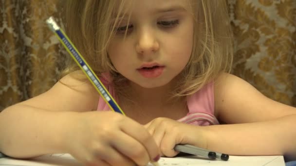 Adorable Cute Painter Girl With Pen Create a Picture. 4K UltraHD, UHD — Stock Video