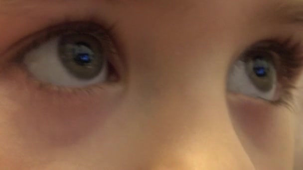 Gros plan de Happy Baby Girl Eyes Looking TV, Reflections in Eyes. 4K UltraHD, UHD 