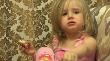 Sevimli küçük kız yemek ve Talck. 4 k Ultrahd, Uhd