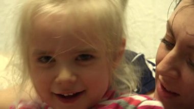 Küçük kız annesi öp. 4 k Ultrahd, Uhd