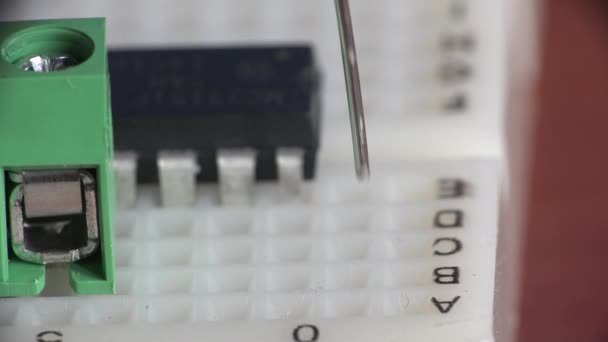 Elektronik prototip ve tasarım. Devre Breadboard üzerinde montaj. Makro. 4 k Ultrahd, Uhd — Stok video