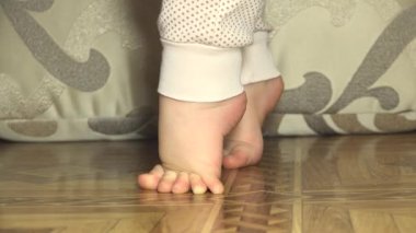 Yeni doğan bebek tatlı ayaklar. Portre. 4 k Ultrahd, Uhd