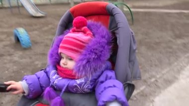 Çok güzel, çekici küçük küçük kız bebek arabası içinde. 4 k Ultrahd, Uhd