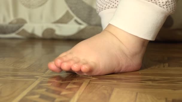Neugeborene Baby süße Füße. Nahaufnahme. 4k ultrahd, uhd — Stockvideo