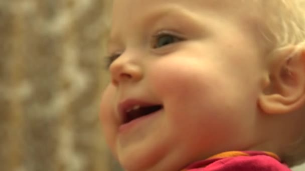 Aantrekkelijke pasgeboren babymeisje lachen en plezier. Close-up. 4 k Ultrahd, Uhd — Stockvideo