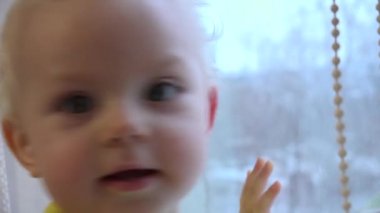 Çekici küçük bebek kız arıyorum pencereden dışarı. 4 k Ultrahd, Uhd