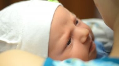 Yeni doğan bebek annesinin omzuna yalan