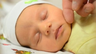 Nazik dokunmadan yanak yeni doğmuş bebek, yakın çekim, uyku süresi