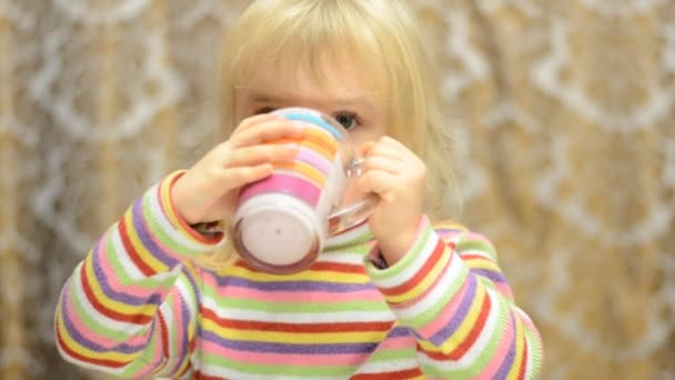 Bambina beve emotivamente e firmare pollice in su — Video Stock