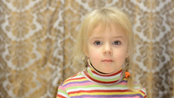 Kleines Mädchen reagiert auf den Einlauf, Zeitlupe — Stockvideo
