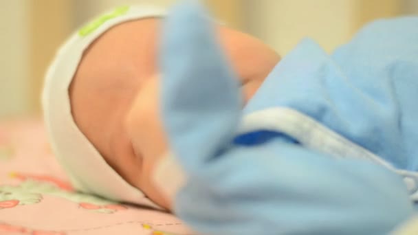 Nahaufnahme Porträt eines wunderschönen Neugeborenen, erste Aktivität — Stockvideo