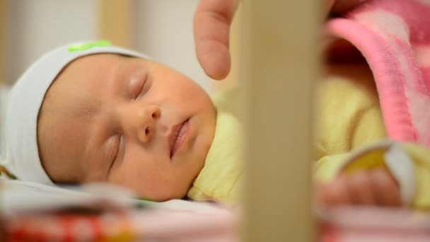 Yeni doğmuş bebek, yakın çekim, uyku süresi yanak dokunmadan nazik Slowmotion — Stok video