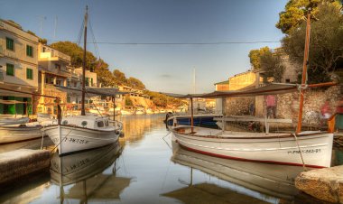 Cala Figuera 'da tekneler gün batımında Majorca' da.